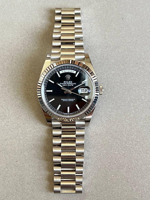 Rolex Day-Date 40 mm President White Gold Black Dial 228239